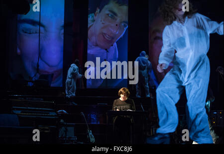 Munich, Allemagne. 14 avr, 2016. L'actrice Annette Paulmann (C) joue sur la scène pendant la répétition de la photo 'jouer' Wut (lit. rage) au "Théâtre des Kammerspiele de Munich, Allemagne, 14 avril 2016. La pièce, wirtten par Elfriede Jelinek et réalisé par Nicolas Stemanns créations à Munich, le 16 avril 2016. Photo : Sven Hoppe/dpa/Alamy Live News Banque D'Images