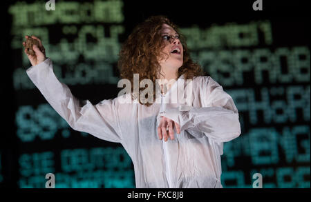 Munich, Allemagne. 14 avr, 2016. L'actrice Julia Riedler joue sur la scène pendant la répétition de la photo 'jouer' Wut (lit. rage) au "Théâtre des Kammerspiele de Munich, Allemagne, 14 avril 2016. La pièce, wirtten par Elfriede Jelinek et réalisé par Nicolas Stemanns créations à Munich, le 16 avril 2016. Photo : Sven Hoppe/dpa/Alamy Live News Banque D'Images