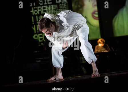 Munich, Allemagne. 14 avr, 2016. L'acteur Daniel Lommatzsch joue sur la scène pendant la répétition de la photo 'jouer' Wut (lit. rage) au "Théâtre des Kammerspiele de Munich, Allemagne, 14 avril 2016. La pièce, wirtten par Elfriede Jelinek et réalisé par Nicolas Stemanns créations à Munich, le 16 avril 2016. Photo : Sven Hoppe/dpa/Alamy Live News Banque D'Images