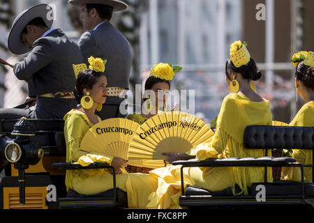 Séville, Espagne. 14 avr, 2016. Quatre femmes habillées robe flamenco typique avec promenade en chariot à la ''Feria de Abril'' (avril 2016) du salon © Daniel Gonzalez Acuna/ZUMA/Alamy Fil Live News Banque D'Images