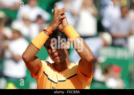 Monte Carlo. 14 avr, 2016. Monte Carlo Rolex Masters : Rafael Nadal dans les 8 derniers après avoir battu Dominic Thiem en lignes droites définit du Monte Carlo Masters-troisième tour. Crédit : Michael Cullen/ZUMA/Alamy Fil Live News Banque D'Images