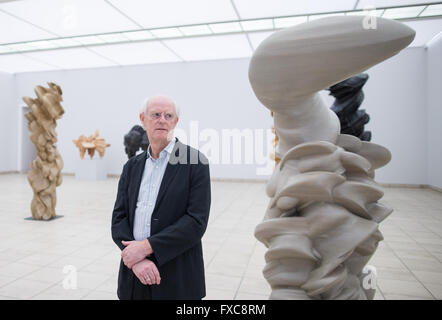 Wuppertal, Allemagne. 14 avr, 2016. Sculpteur britannique Tony Cragg pose au cours d'une conférence de presse sur son exposition 'Tony Cragg - Rétrospective - parties du monde" dans la Heydt Museum à Wuppertal, Allemagne, 14 avril 2016. L'exposition de la sculpture britannique contemporaine a lieu du 19 avril au 14 août 2016. Photo : MAJA HITIJ/dpa/Alamy Live News Banque D'Images