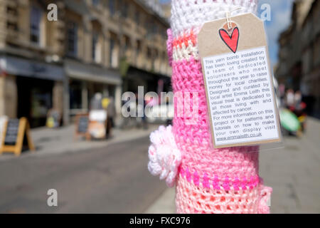 Bath, Royaume-Uni, le 14 avril, 2016. Un lampadaire enveloppé de laine dans le cadre d'un fil de bienfaisance au profit de la bombe RUH Cancer Care Appel est représentée dans Milsom Street. Pour chaque poster enveloppé avec de la laine, Mulberry a promis €100 à l'organisme de bienfaisance.L'événement kick démarre la semaine de la mode en 2016 baignoire,la semaine fête de la mode commence le 18 avril. Credit : lynchpics/Alamy Live News Banque D'Images