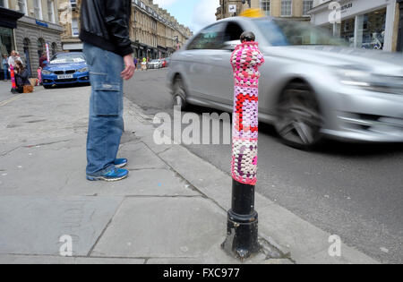 Bath, Royaume-Uni, le 14 avril, 2016. La laine d'un bollard trafic enveloppé est représentée dans Milsom Street partie d'une bombe de fils de bienfaisance au profit de l'RUH Cancer Care Appel. Pour chaque poster enveloppé avec de la laine, Mulberry a promis €100 à l'organisme de bienfaisance.L'événement kick démarre la semaine de la mode en 2016 baignoire,la semaine fête de la mode commence le 18 avril. Credit : lynchpics/Alamy Live News Banque D'Images