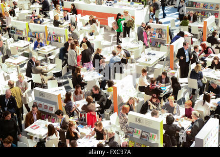 La foire du livre de Londres, Kensington Olympia (Londres) ; 13 avril 2016 ; Penguin Random House editeur photographié d'en haut Crédit : Antonio Pagano/Alamy Live News Banque D'Images