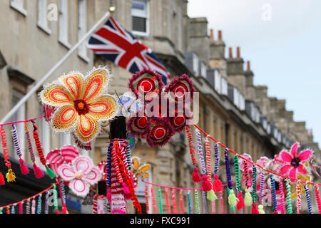 Bath, Royaume-Uni, le 14 avril, 2016. Les réverbères enveloppés de laine dans le cadre d'un fil de bienfaisance au profit de la bombe RUH Cancer Care Appel sont représentés dans Milsom Street. Pour chaque poster enveloppé avec de la laine, Mulberry a promis €100 à l'organisme de bienfaisance.L'événement kick démarre la semaine de la mode en 2016 baignoire,la semaine fête de la mode commence le 18 avril. Credit : lynchpics/Alamy Live News Banque D'Images