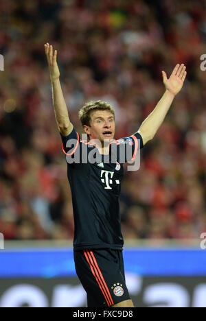 Thomas Mueller Munich réagit au cours du deuxième quart de finale de la Ligue des Champions de football match entre jambe SL Benfica et le FC Bayern Munich au stade de la Luz à Lisbonne, Portugal, le 13 avril 2016. Photo : Andreas Gebert/dpa Banque D'Images