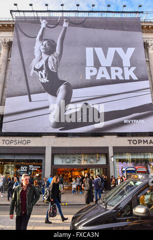 Oxford Street, Londres, Royaume-Uni. 14 avril 2016. Topshop annonce l'arrivée de Ivy Park - une nouvelle marque active wear et de loisirs Banque D'Images