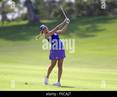 13 avril 2016 - Cheyenne Woods hits son tir d'approche pour le 18ème green au cours de la première ronde de la Lotte Championship présenté par Hershey à Ko Olina Golf Club à Kapolei, HI Banque D'Images