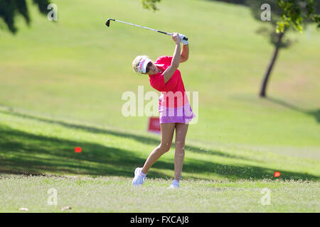 13 avril 2016 - Natalie Gulbis hits son tir d'approche pour le 18ème green au cours de la première ronde de la Lotte Championship présenté par Hershey à Ko Olina Golf Club à Kapolei, HI Banque D'Images