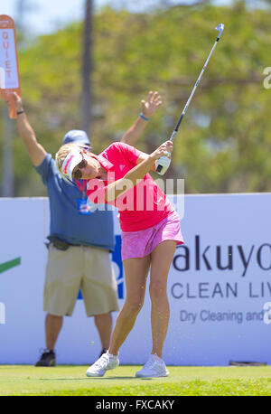 13 avril 2016 - Natalie Gulbis hits son coup de départ sur le 8e trou lors du premier tour de la Lotte Championship présenté par Hershey à Ko Olina Golf Club à Kapolei, HI Banque D'Images