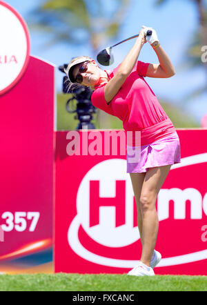 13 avril 2016 - Natalie Gulbis hits son coup de départ sur le 6e trou lors du premier tour de la Lotte Championship présenté par Hershey à Ko Olina Golf Club à Kapolei, HI Banque D'Images