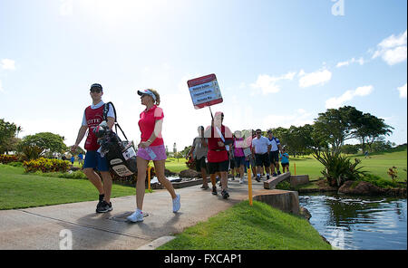 13 avril 2016 - Natalie Gulbis et son mari traverser le 18e trou pont pendant la première ronde de la Lotte Championship présenté par Hershey à Ko Olina Golf Club à Kapolei, HI Banque D'Images