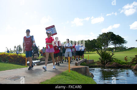 13 avril 2016 - Natalie Gulbis et son mari Josh Rodarmel à pied à travers le 18e trou pont pendant la première ronde de la Lotte Championship présenté par Hershey à Ko Olina Golf Club à Kapolei, HI Banque D'Images