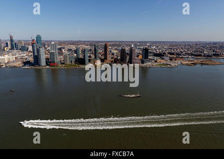 New York, USA. 14 avr, 2016. Un bateau navigue sur la rivière de l'Est de la ville de New York, États-Unis, 14 avril 2016. © Muzi Li/Xinhua/Alamy Live News Banque D'Images