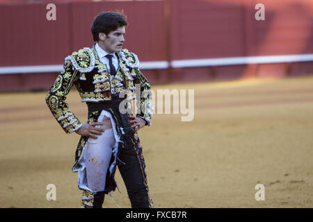 Séville, Espagne. 14 avr, 2016. Torero Jose Manuel Garrido effectue la suerte de espadas après avoir été décousu par un taureau lors d'une corrida de la ''Feria de Abril'' (Foire d'avril) célébrée à arènes Real Maestranza de Séville : Crédit Daniel Gonzalez Acuna/ZUMA/Alamy Fil Live News Banque D'Images