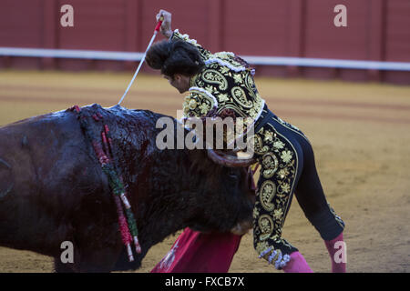 Séville, Espagne. 14 avr, 2016. Torero Jose Manuel Garrido effectue la suerte de espadas lors d'une corrida de la ''Feria de Abril'' (Foire d'avril) célébrée à arènes Real Maestranza de Séville : Crédit Daniel Gonzalez Acuna/ZUMA/Alamy Fil Live News Banque D'Images