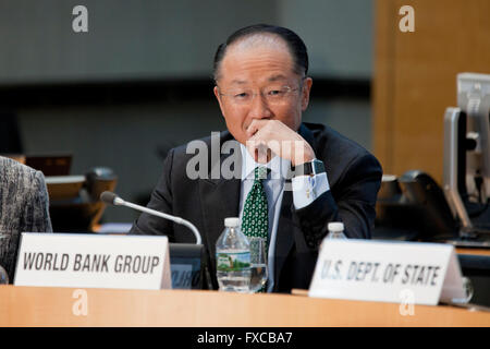 Washington DC, USA. 14 avril, 2016. Secrétaire d'État américain John Kerry et le Président du Groupe de la Banque mondiale, Jim Yong Kim, convoquer une réunion sur l'Initiative Global Connect, qui vise à mettre 1,5 milliards de personnes qui n'ont pas accès à Internet en ligne en 2020. Credit : B Christopher/Alamy Live News Banque D'Images