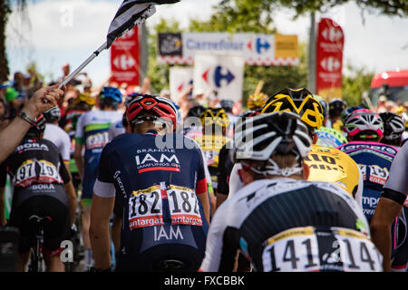 Trebry, France. 11 juillet, 2015. Le peloton catégorie 4 crêtes le Col du Mont Bel-Air, en route de Rennes à Mur-de-Bretagne. John Kavouris/Alamy Live News Banque D'Images