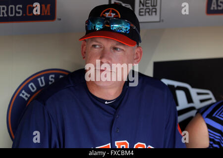 Houston, TX, USA. 14 avr, 2016. Astros de Houston manager A.J. Hinch (14) dans l'abri avant la MLB baseball match entre les Astros de Houston et les Royals de Kansas City de Minute Maid Park de Houston, TX. Image Crédit : Erik Williams/Cal Sport Media. Credit : csm/Alamy Live News Banque D'Images