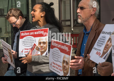 Londres, Royaume-Uni. 14 avril, 2016. L'unir les travailleurs de l'hôtel à la protestation de la Direction générale du ministère de l'entreprise, Innovation et compétences ministre exigeant Sajid Javid met fin à sa procrastination et introduit des règles obligatoires sur les pourboires dans les hôtels et restaurants qui donnent 100 % de conseils au personnel. En ce moment de nombreux groupes faire deducations restauarant de frais de service pour couvrir les frais de dossier, la casse, jusqu'à ce que les pénuries et les clients qui partent sans payer. Peter Marshall/Alamy Live News Banque D'Images