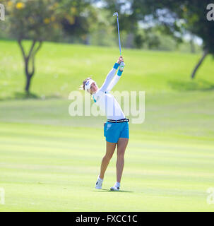 Kapolei, Hawaii, USA. 14 avril, 2016. Gaby Lopez hits son tir d'approche pour le 18ème green au cours de la deuxième série de la Lotte Championship présenté par Hershey à Ko Olina Golf Club à Kapolei, HI Crédit : Cal Sport Media/Alamy Live News Banque D'Images