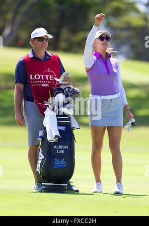 Kapolei, Hawaii, USA. 14 avril, 2016. Alison Lee vérifie le vent avec son caddie au cours du deuxième tour de la Lotte Championship présenté par Hershey à Ko Olina Golf Club à Kapolei, HI Crédit : Cal Sport Media/Alamy Live News Banque D'Images