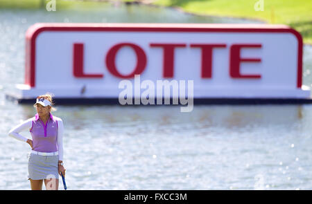 Kapolei, Hawaii, USA. 14 avril, 2016. Alison Lee sur le 18ème green au cours de la deuxième série de la Lotte Championship présenté par Hershey à Ko Olina Golf Club à Kapolei, HI Crédit : Cal Sport Media/Alamy Live News Banque D'Images