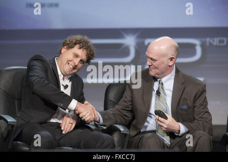 Colorado Springs, Colorado, États-Unis. 14 avr, 2016. Peter Beck, chef de la direction Rocket Lab USA, gauche, interagit avec Salvatore T. ''cas'' Bruno Président et chef de la direction de United Launch Alliance (ULA) parle au cours d'une session à la 32e Space Symposium de Colorado Springs, Colorado, États-Unis, le jeudi 14 avril, 2016. Credit : Matthew Staver/ZUMA/Alamy Fil Live News Banque D'Images