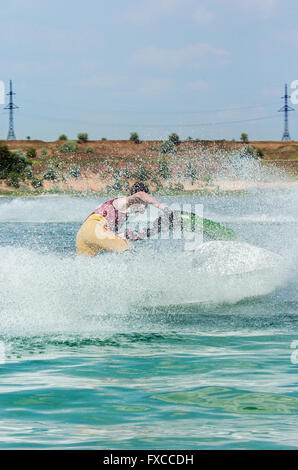 Jeune homme sur jet ski sur une journée ensoleillée Banque D'Images