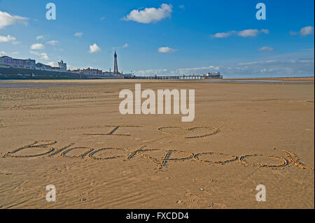 J'aime Blackpool écrit sur le sable d'une plage déserte. Banque D'Images