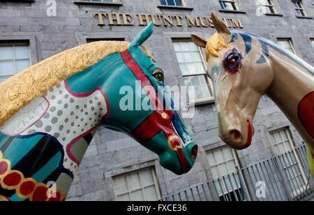 Sculptures de chevaux en dehors de la Hunt Museum, de Limerick Banque D'Images