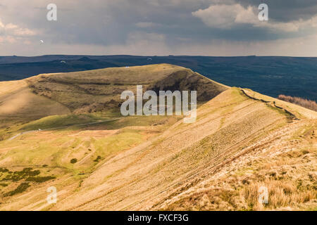 Parapente au-dessus de Mam Tor, dans le High Peak, Derbyshire, Angleterre, vu de Rushup Edge. Banque D'Images