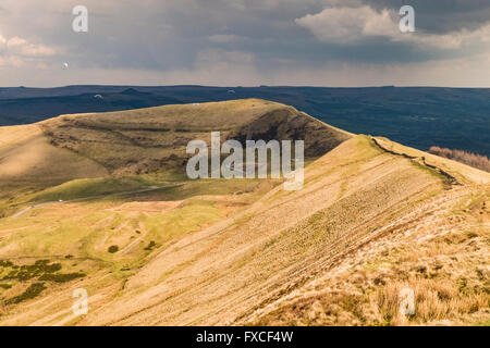 Parapente au-dessus de Mam Tor, dans le High Peak, Derbyshire, Angleterre, vu de Rushup Edge. Banque D'Images