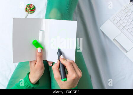 Girl in green dimensions un trèfle sur une carte de vœux Banque D'Images