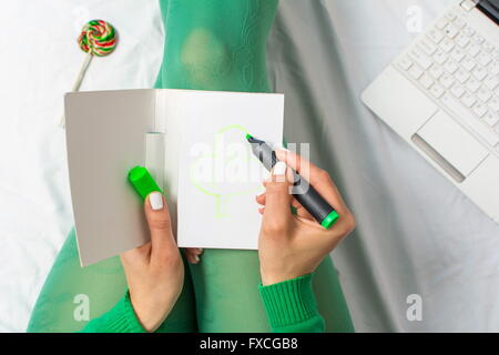 Girl in green dimensions un trèfle sur une carte de vœux Banque D'Images