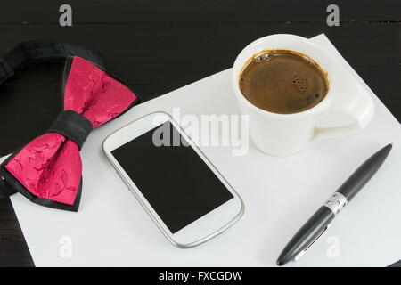 Tasse de café pour une bonne journée de travail. Café et accessoires de haute technologie sur le tableau noir Banque D'Images