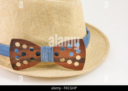 Noeud papillon en bois autour d'un chapeau. Accessoires Homme Banque D'Images