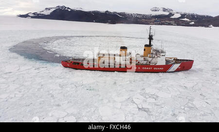 United States Coast Guard des brise-glace Polar Star efface la glace de la Baie d'Waterquarters au cours de l'opération Deep Freeze, 20 janvier 2016 à la station McMurdo, en Antarctique. Banque D'Images