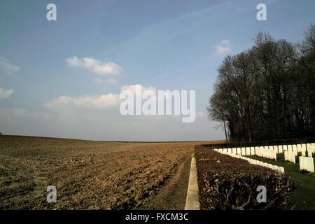 AJAXNETPHOTO. BAZENTIN-LE-PETIT, LA FRANCE. - WW1 - cimetière Le cimetière militaire britannique CWGC contient 182 sépultures SITUÉ PRÈS DU JUILLET 1916 LIGNE DE FRONT DE LA BATAILLE DE LA SOMME. PHOTO:JONATHAN EASTLAND/AJAX REF:80904 103 Banque D'Images