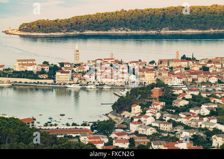 Vue de la ville de Rab, station touristique croate célèbre pour ses quatre clochers. Banque D'Images