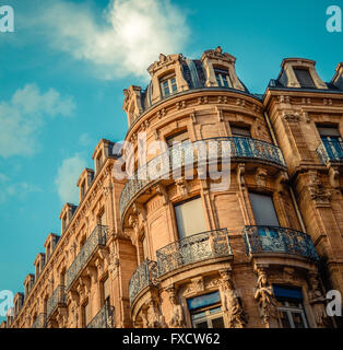 Architecture résidentielle avec des balcons à Toulouse Banque D'Images