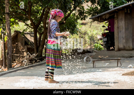 SaPa, Vietnam - mars 2016. Une fille d'un village des minorités travaillant dans sa maison. Banque D'Images