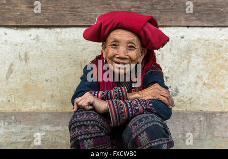 SaPa, Vietnam - Mars 2016 - vieille dame vietnamienne de la tribu Hmong noir. Banque D'Images