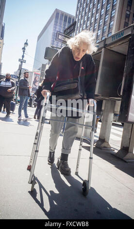 Une femme âgée avec sa marchette à Midtown Manhattan à New York le lundi 11 avril, 2016. (© Richard B. Levine) Banque D'Images