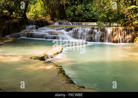 Les belles chutes de Kuang Si à Luang Prabang, Laos Banque D'Images