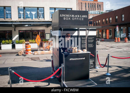 Un kiosque pour la Lincoln Motor Company favorise leur parrainage du Tribeca Film Festival dans le Meatpacking District à New York le mardi, Avril 12, 2016. (© Richard B. Levine) Banque D'Images