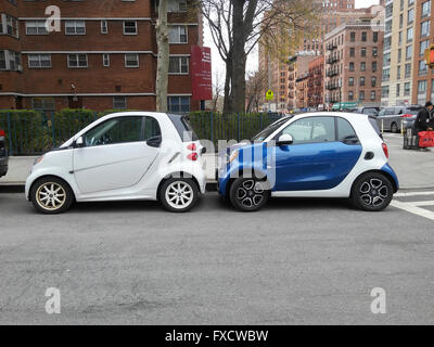 Une paire de deux places Smart Cars, fabriqué par Daimler, coincée dans une place de stationnement à New York le lundi 11 avril, 2016. (© Richard B. Levine) Banque D'Images