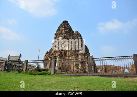 Ruines antiques et des capacités Phra Prang Sam Yod à Lopburi, Thaïlande Banque D'Images