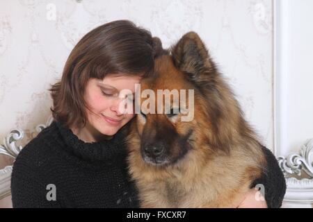 Femme et chien eurasien Banque D'Images